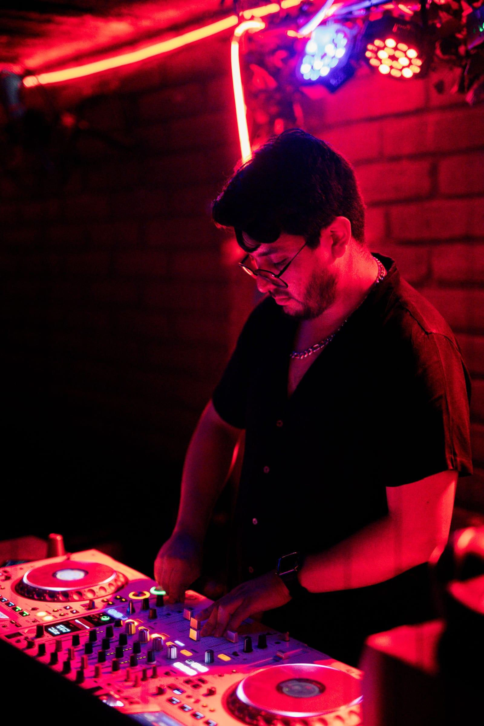 DJ profesional mezclando en un evento corporativo en Bogotá — La Rumbería