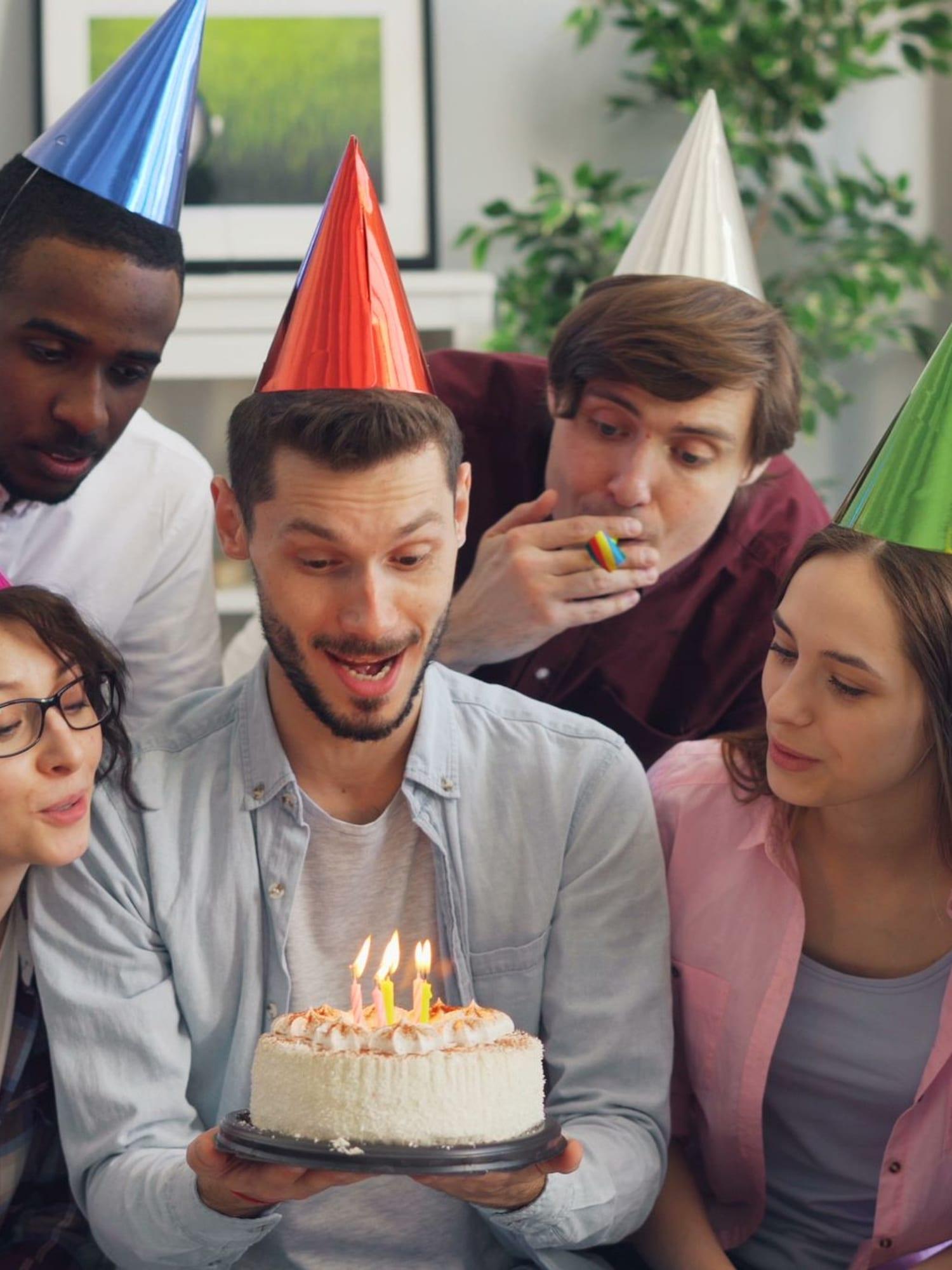 Fiesta de cumpleaños en casa celebrando con torta en Bogotá — La Rumbería