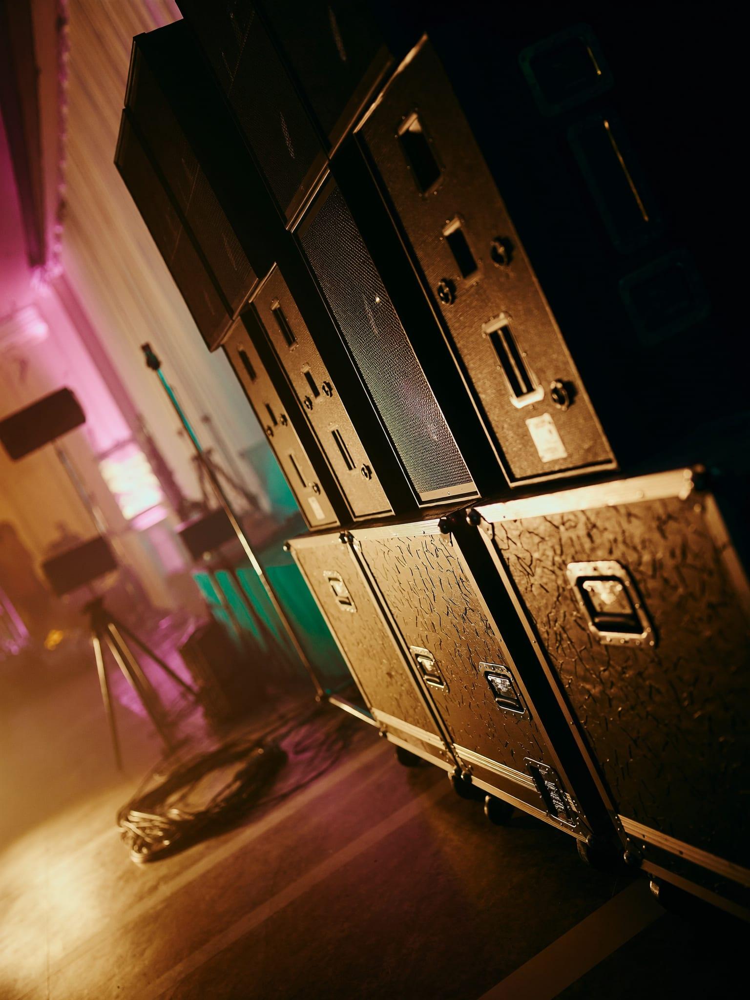 Cabinas de sonido y cases propios listos para cargar a un evento en Bogotá — La Rumbería