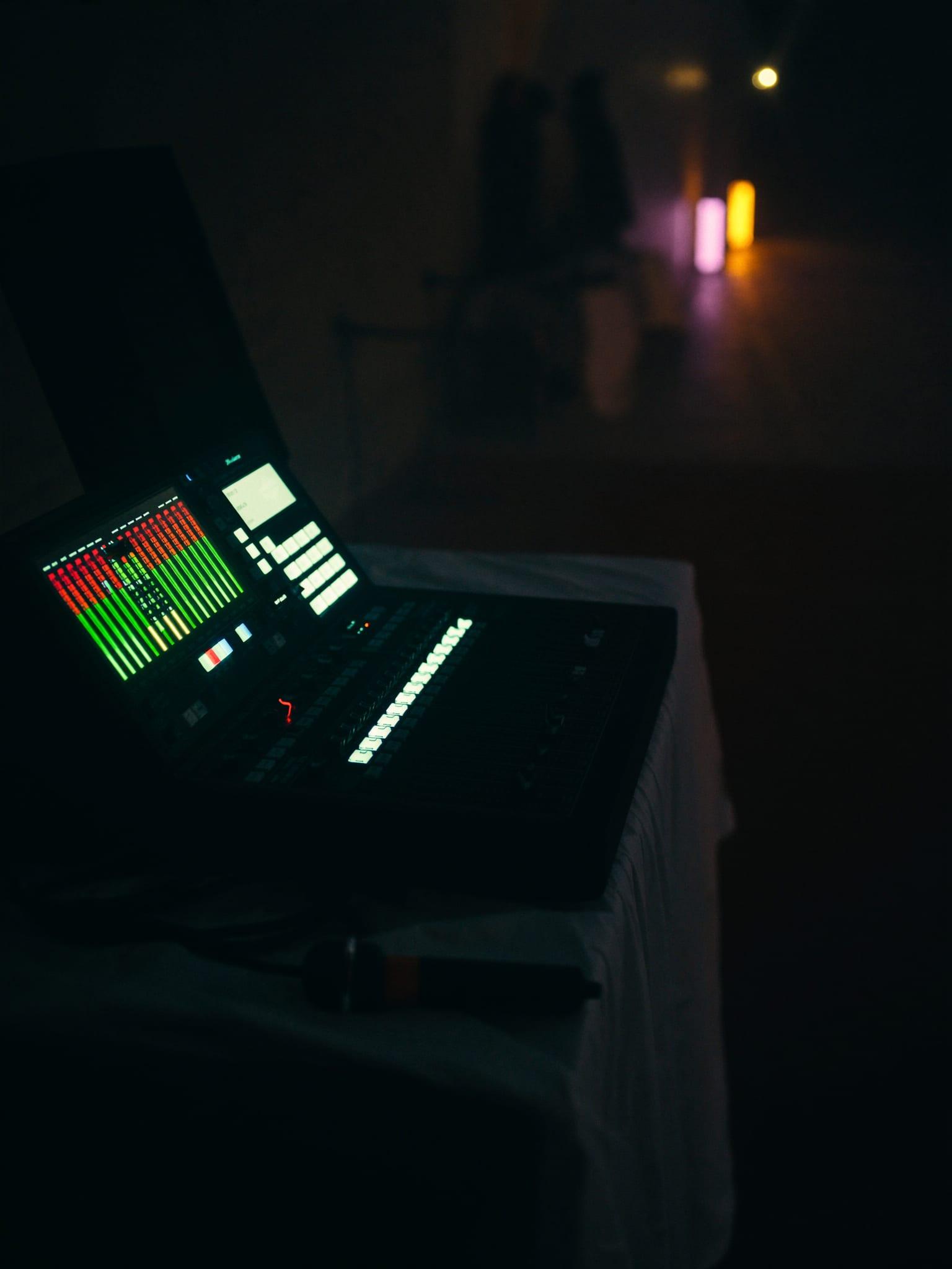 Consola de mezcla y micrófono inalámbrico listos antes de un evento en Bogotá — La Rumbería