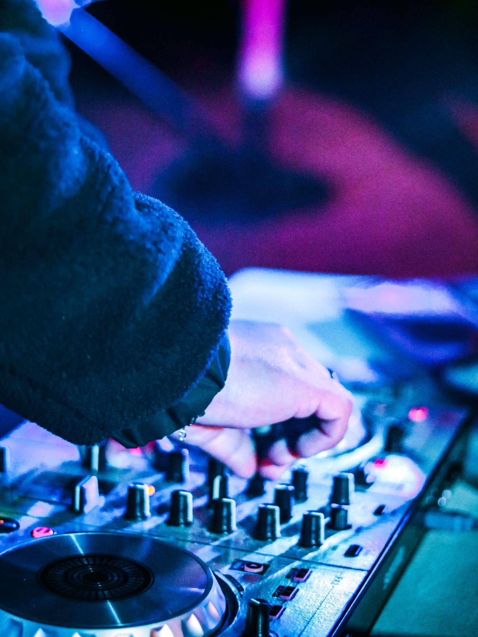 Consola de DJ operada durante un evento de empresa en Bogotá — La Rumbería