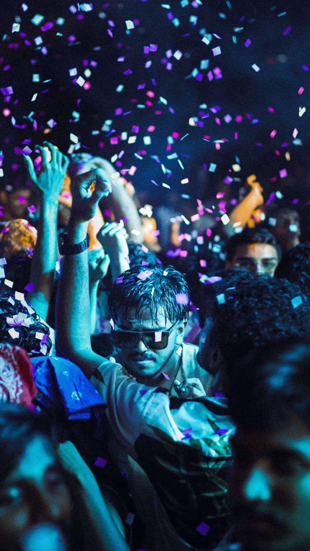Pista llena de invitados bailando en una fiesta de noche en Bogotá — La Rumbería
