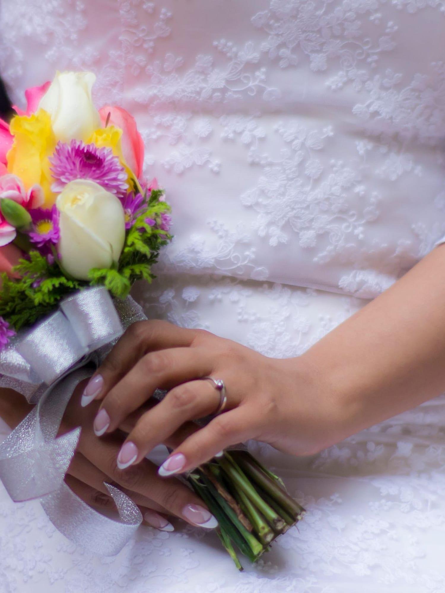 Novia con su ramo el día de su matrimonio en Bogotá — La Rumbería
