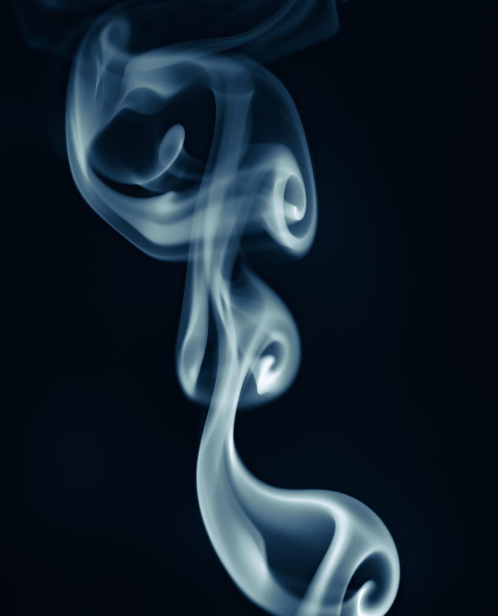 Efecto de humo blanco sobre fondo oscuro para eventos en Bogotá — La Rumbería