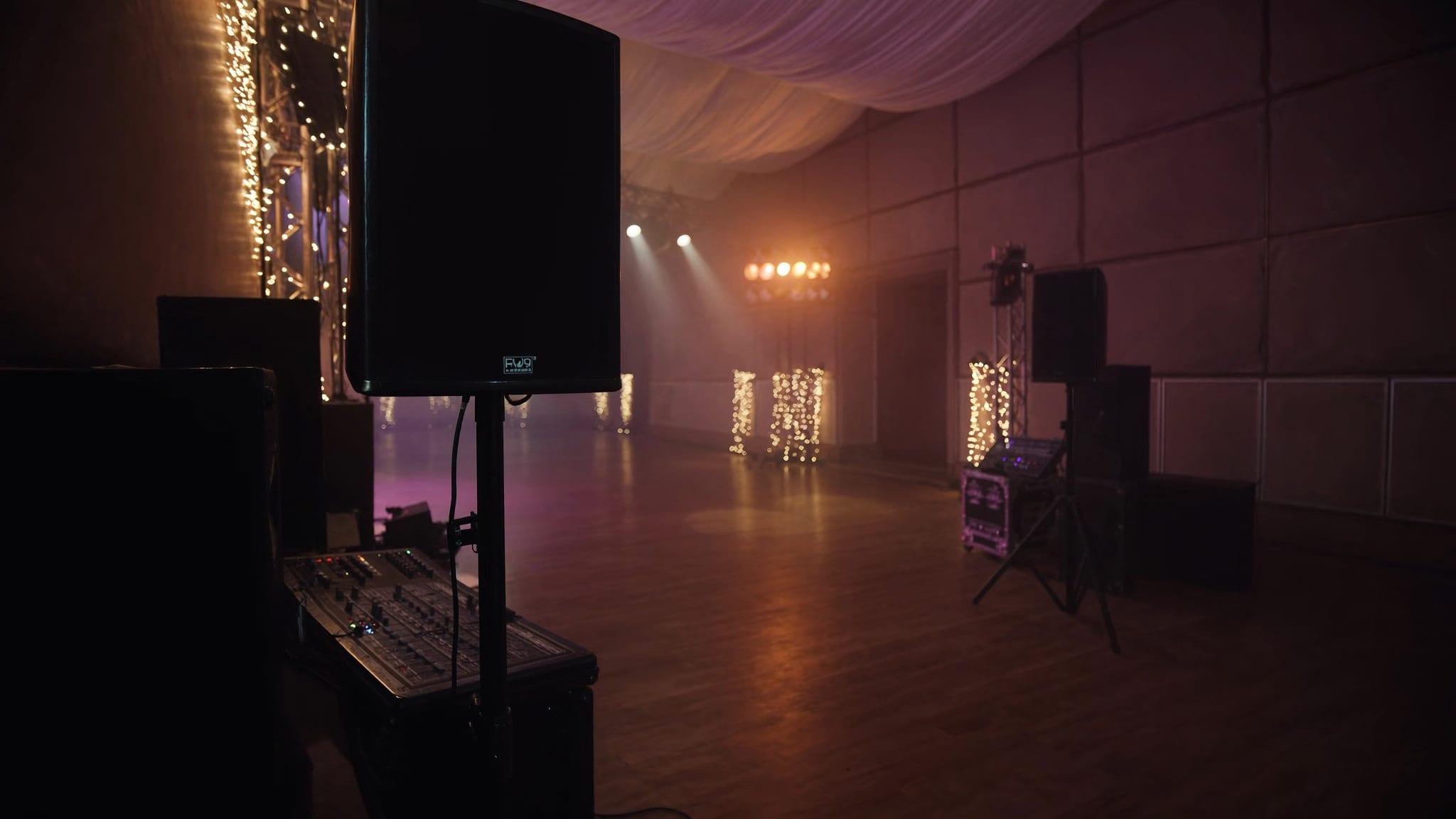 Montaje de sonido profesional con cabinas activas para un evento en Bogotá — La Rumbería
