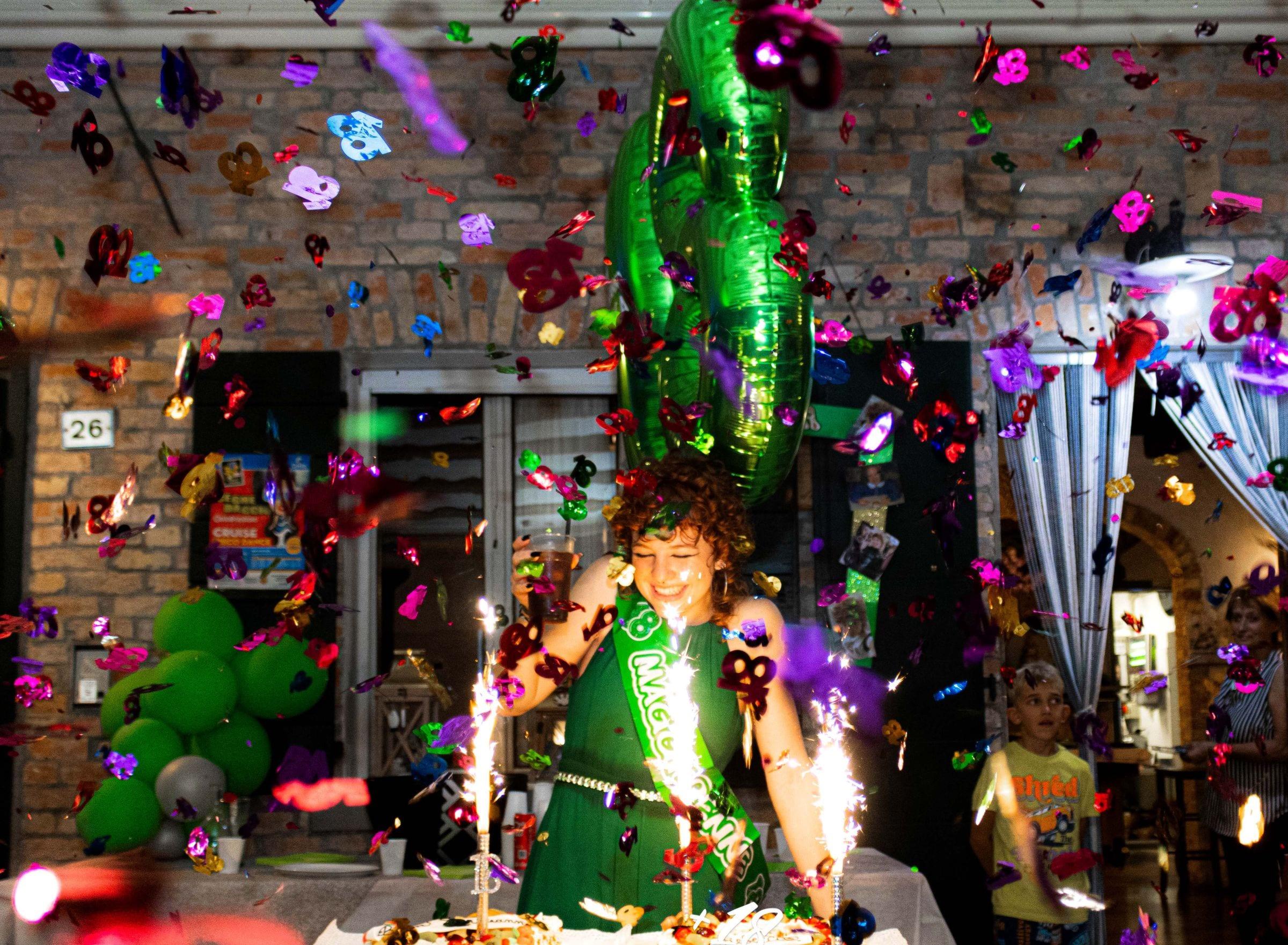 Celebración de cumpleaños con confeti y luces en una fiesta en Bogotá — La Rumbería