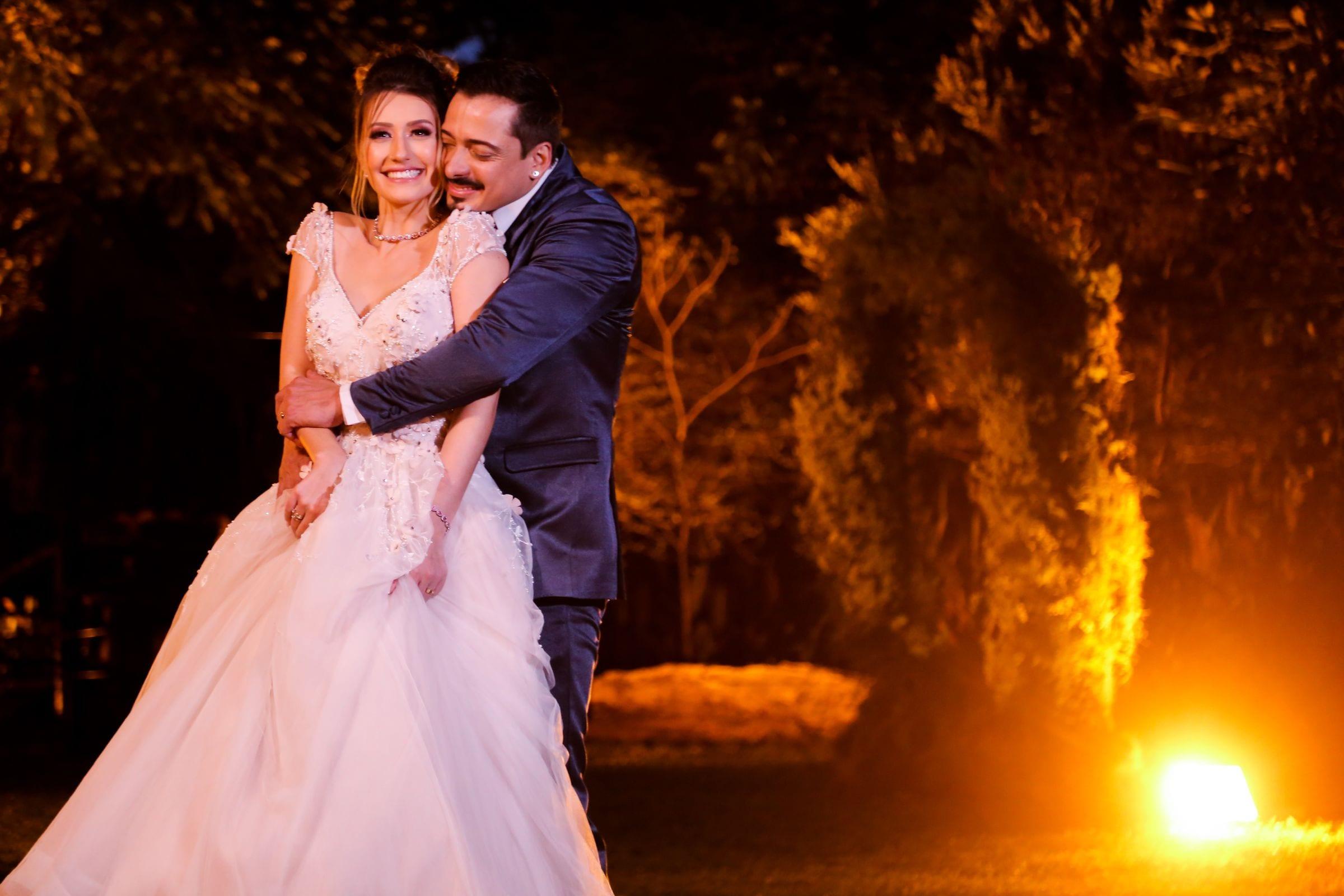 Novios en la recepción de su matrimonio con iluminación cálida en Bogotá — La Rumbería