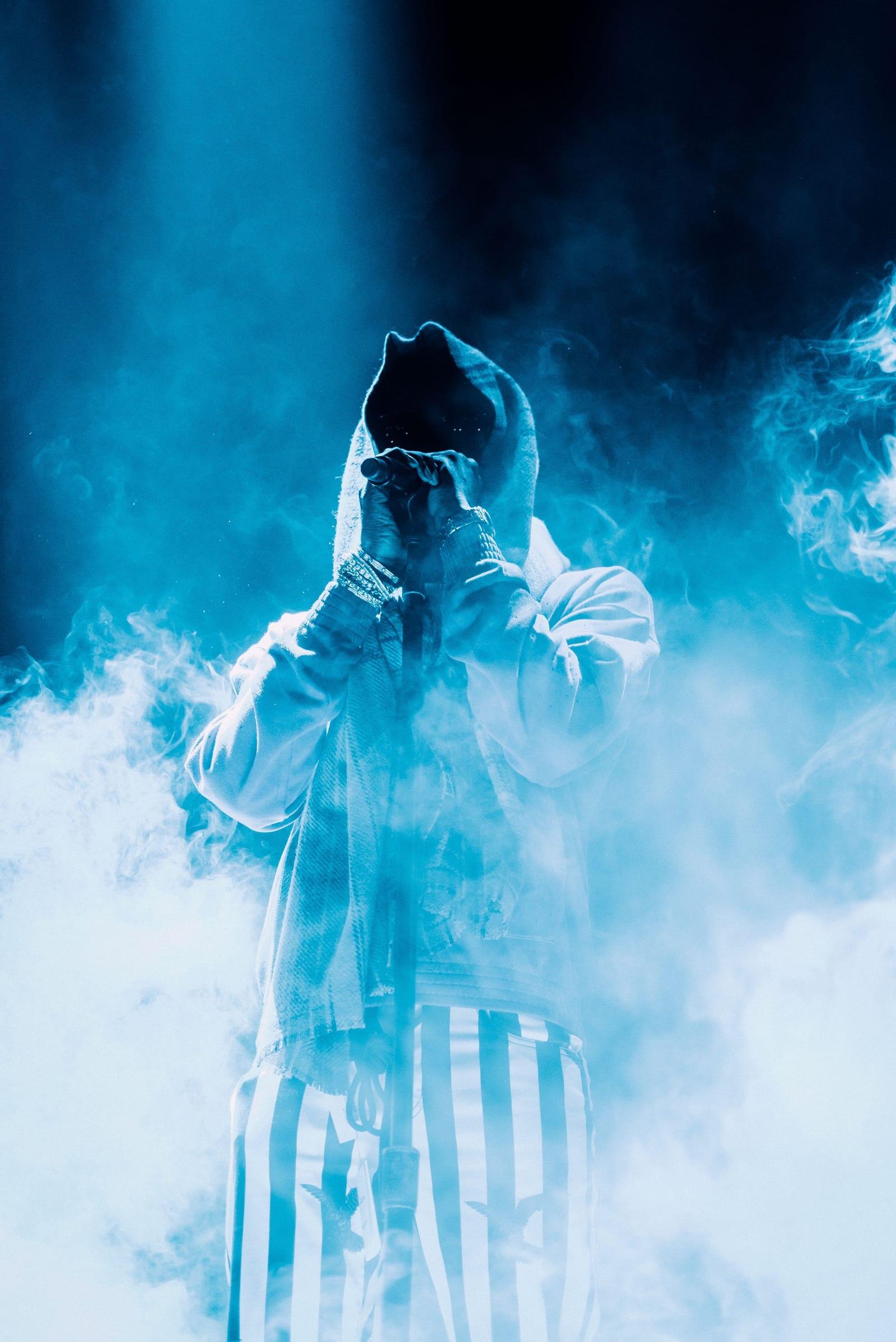 Niebla densa iluminada durante un evento en Bogotá, operada por técnico — La Rumbería