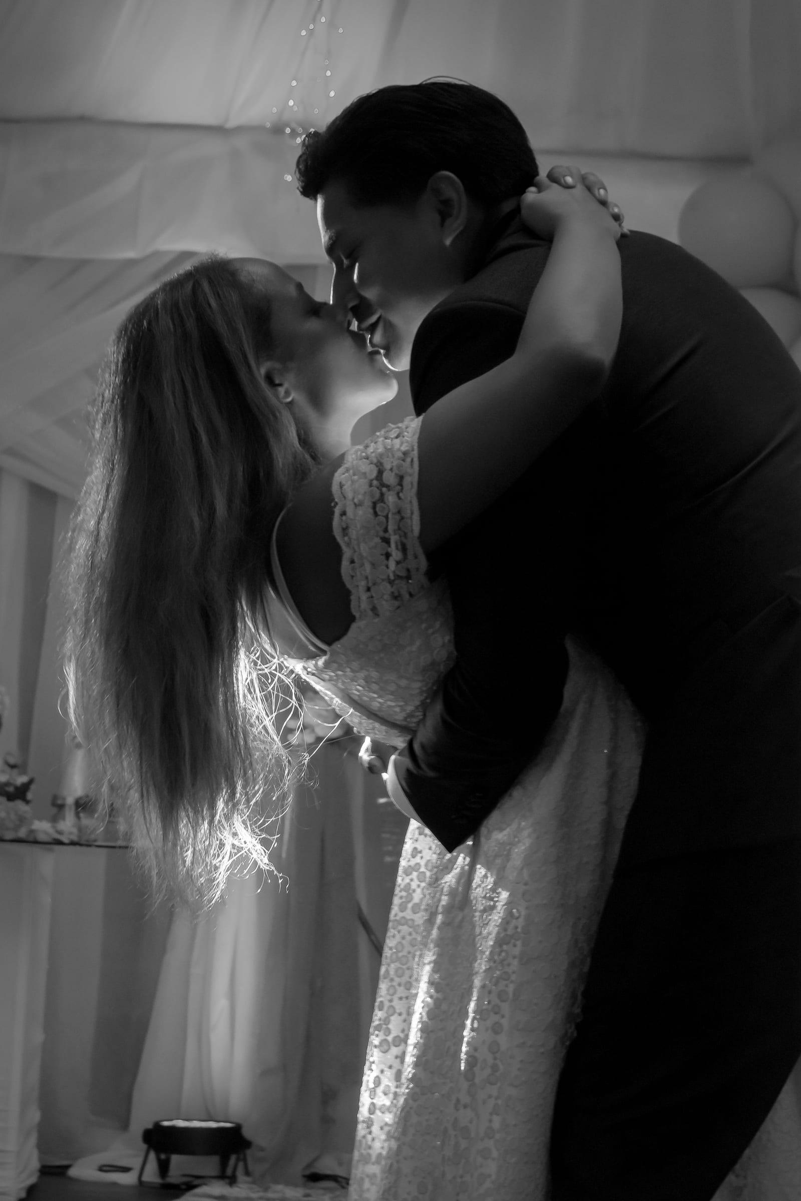 Novios bailando en la recepción de su matrimonio en Bogotá — La Rumbería