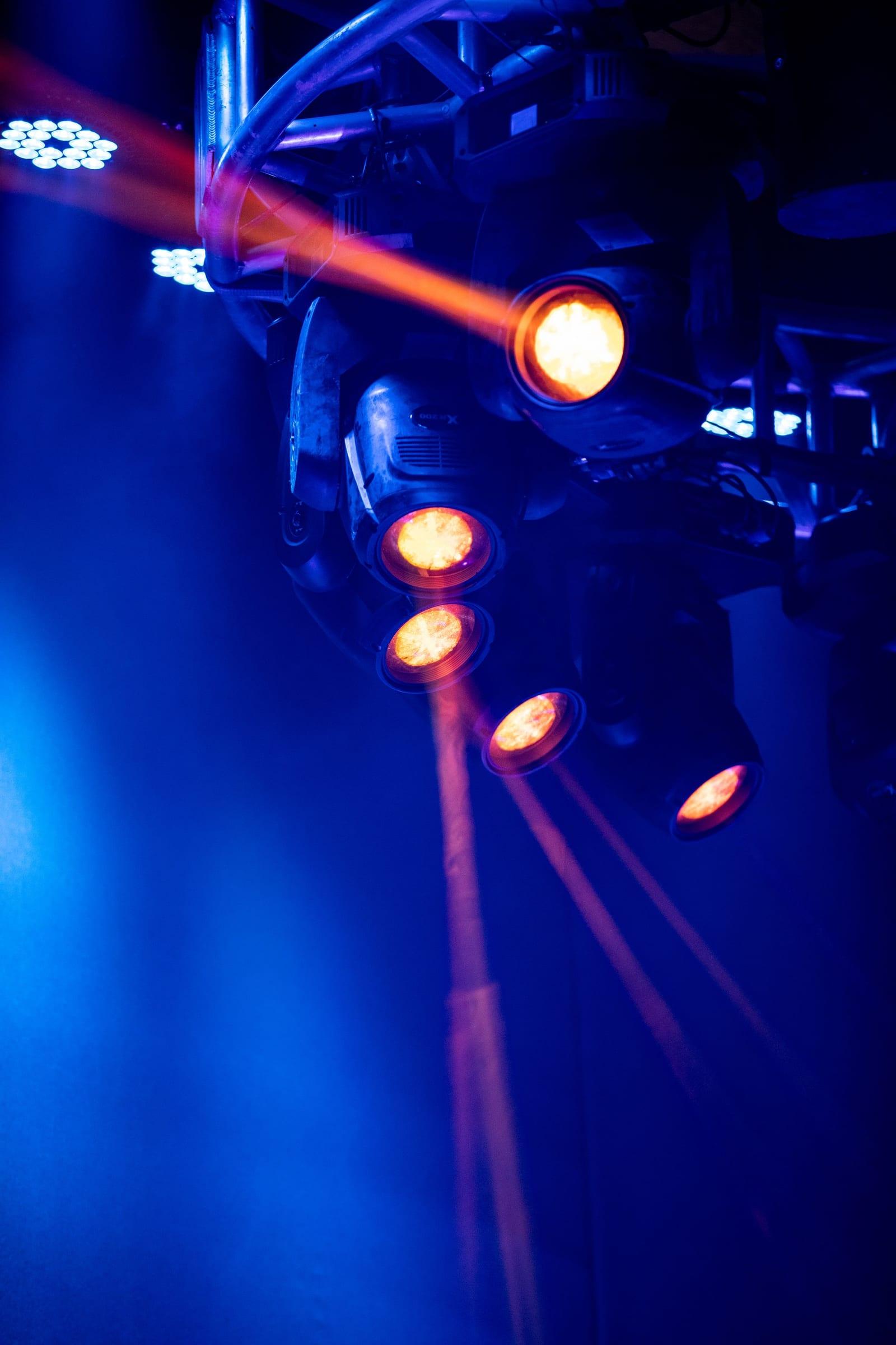 Cabezas móviles y luces robóticas montadas para un evento en Bogotá — La Rumbería