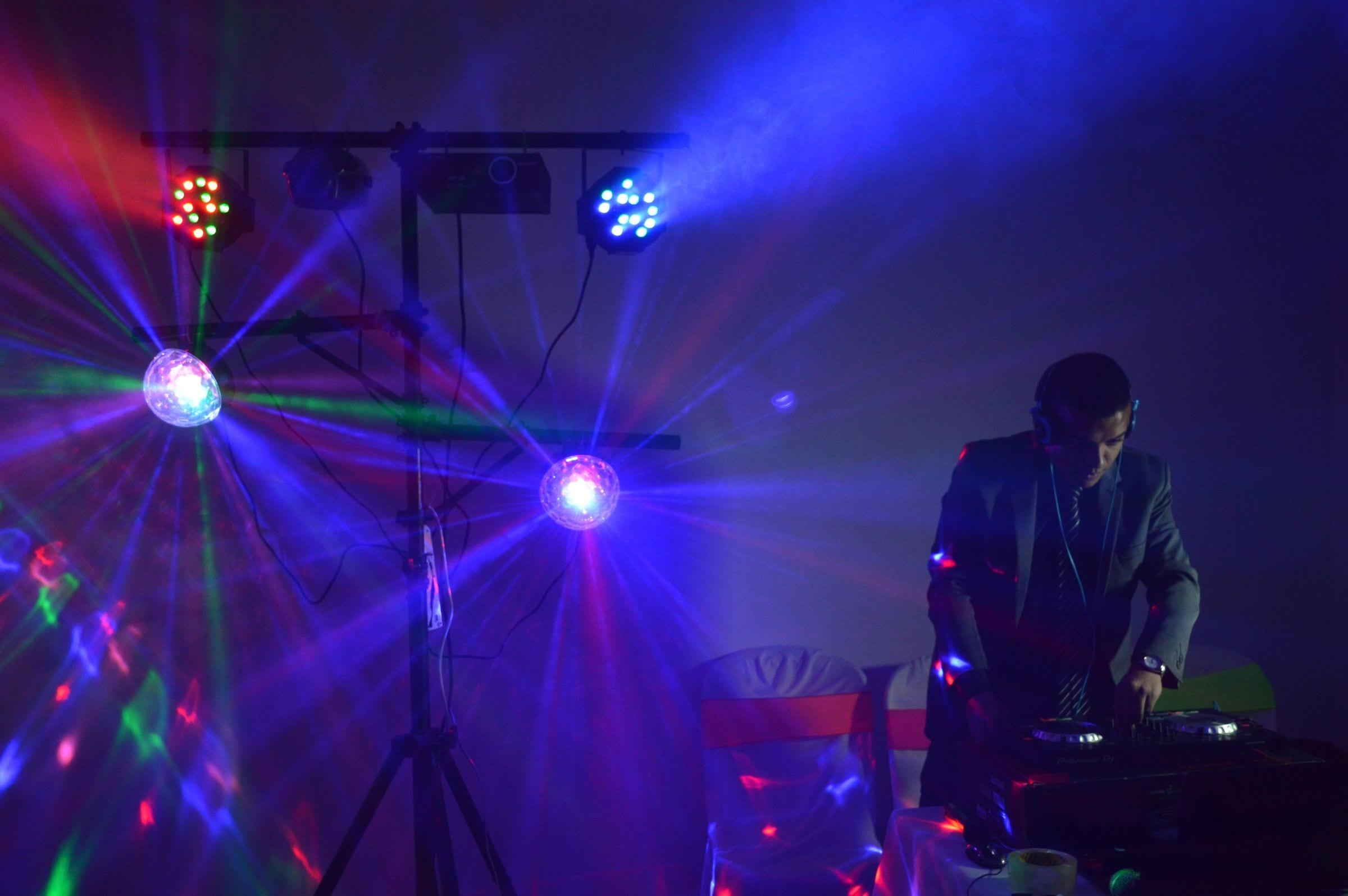 Pista de baile con luces de colores y cabezas móviles en un evento en Bogotá — La Rumbería